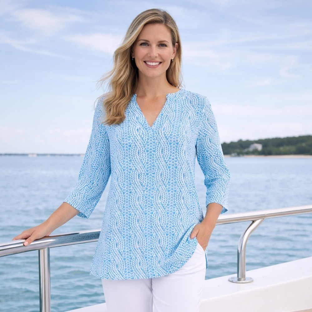 EUC Escapada SZ M blue/white V-neck twisted leaf patterned top 3/4 sleeves w/tie